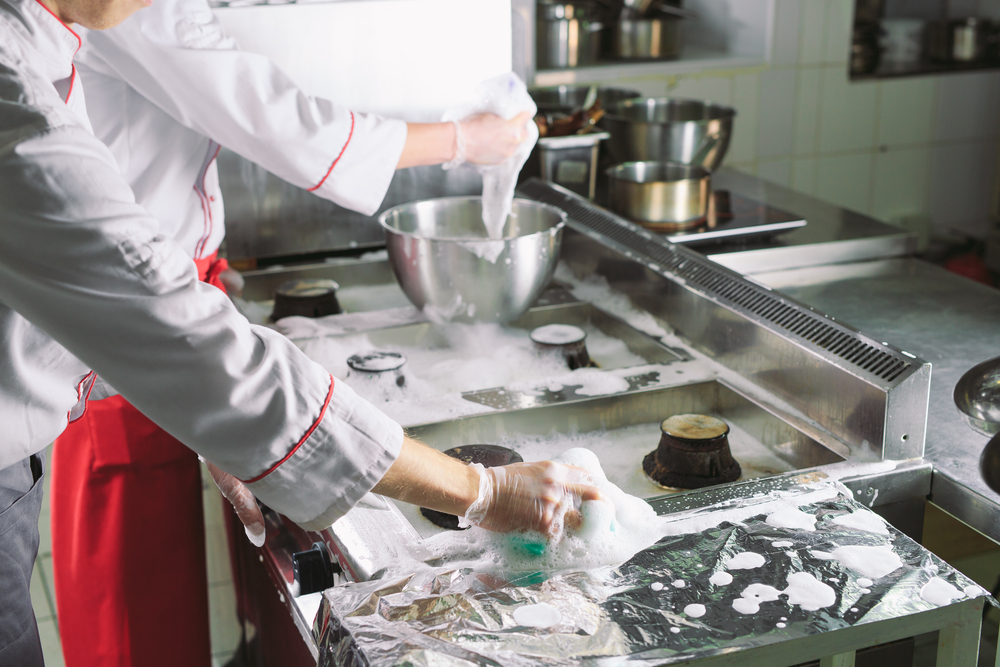 la limpieza de tu cocina industrial influye en la satisfaccion de tus comensales