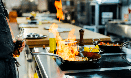 Prepara tu cocina industrial para la temporada de fiestas: seguridad, limpieza y prevención con CWS